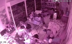 真实偸拍有钱古董店老板在仙丹加持下把店铺当妓院，经常约炮不同女人，有少妇有熟女