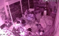 真实偸拍有钱古董店老板在仙丹加持下把店铺当妓院，经常约炮不同女人，有少妇有熟女
