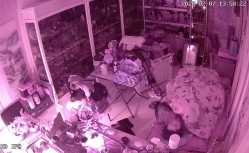 真实偸拍有钱古董店老板在仙丹加持下把店铺当妓院，经常约炮不同女人，有少妇有熟女