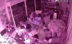 真实偸拍有钱古董店老板在仙丹加持下把店铺当妓院，经常约炮不同女人，有少妇有熟女