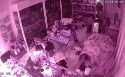 真实偸拍有钱古董店老板在仙丹加持下把店铺当妓院，经常约炮不同女人，有少妇有熟女