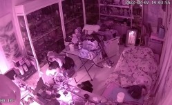 真实偸拍有钱古董店老板在仙丹加持下把店铺当妓院，经常约炮不同女人，有少妇有熟女