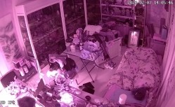 真实偸拍有钱古董店老板在仙丹加持下把店铺当妓院，经常约炮不同女人，有少妇有熟女