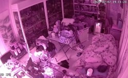 真实偸拍有钱古董店老板在仙丹加持下把店铺当妓院，经常约炮不同女人，有少妇有熟女