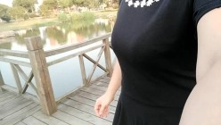 户外公园大胆舞蹈露出 随地撒尿也不怕对面的人看见