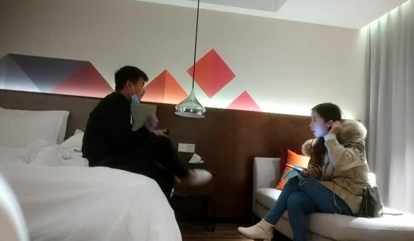 【小智寻花】，2000网约兼职小白领，清秀苗条略