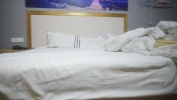 猛男探花小王子,这小哥就是强悍逮住个逼真是猛草啊,压在身下暴力抽插,屁股下还垫哥枕头插的好深叫的好骚
