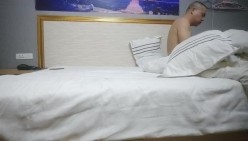 猛男探花小王子,这小哥就是强悍逮住个逼真是猛草啊,压在身下暴力抽插,屁股下还垫哥枕头插的好深叫的好骚