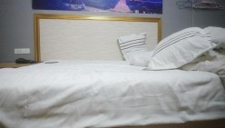 猛男探花小王子,这小哥就是强悍逮住个逼真是猛草啊,压在身下暴力抽插,屁股下还垫哥枕头插的好深叫的好骚