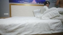 猛男探花小王子,这小哥就是强悍逮住个逼真是猛草啊,压在身下暴力抽插,屁股下还垫哥枕头插的好深叫的好骚
