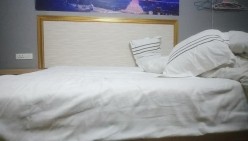 猛男探花小王子,这小哥就是强悍逮住个逼真是猛草啊,压在身下暴力抽插,屁股下还垫哥枕头插的好深叫的好骚