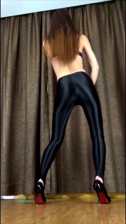 新维拉舞团性感身材反差型骚姐姐【眼镜妹】至尊会员版~各种透视丝袜情趣全裸顶摇裸奶裸B动感热舞挑逗