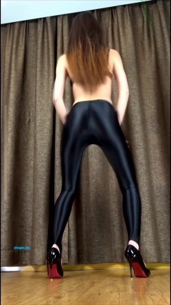 新维拉舞团性感身材反差型骚姐姐【眼镜妹】至尊会员版~各种透视丝袜情趣全裸顶摇裸奶裸B动感热舞挑逗