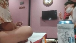 老李洗脚和30多岁足浴洗脚少妇勾搭 自称很少接私活不太会