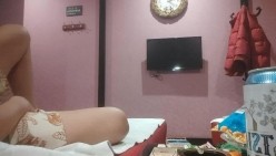 老李洗脚和30多岁足浴洗脚少妇勾搭 自称很少接私活不太会