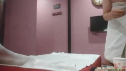 老李洗脚和30多岁足浴洗脚少妇勾搭 自称很少接私活不太会