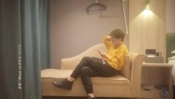 嫖客77带你嫖娼金发熟女TP啪啪，穿上丝袜摸逼口交到床上抱着猛操，搞得呻吟连连非常诱人