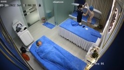 【精品TP】网络破解摄像头 ️记录高端美容院全身涂抹 保鲜膜包裹！