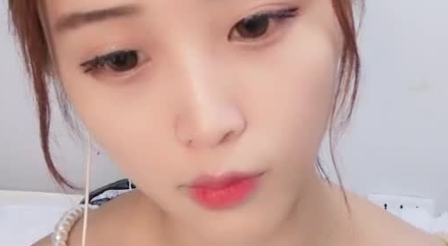 长相甜美清纯高颜值妹子自慰秀 性感白色网袜翘着美