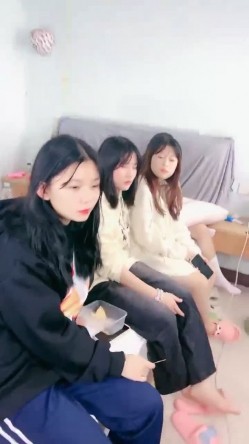 20小时核弹！一群小妹妹下海直播！【青春美少女】壮观！~ ~~！~-~几个畜生还当着这么多人的面直接开操