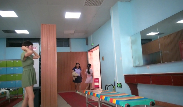 《贵在真实 极限偸拍》女人坑女人！戏水游泳馆女宾