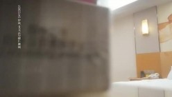 小萝莉探花约了个白衣少妇，舔弄扣逼上位骑乘后人猛操