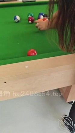 海角社区乱伦大神　善良的小嫂子性感厚黑美嫂裸体台球厅，让球友听自己是怎么被操的
