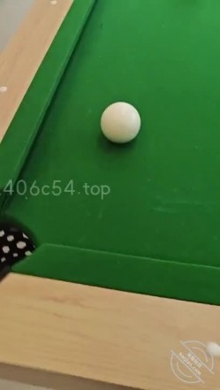 海角社区乱伦大神　善良的小嫂子性感厚黑美嫂裸体台球厅，让球友听自己是怎么被操的