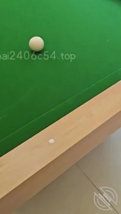 海角社区乱伦大神　善良的小嫂子性感厚黑美嫂裸体台球厅，让球友听自己是怎么被操的