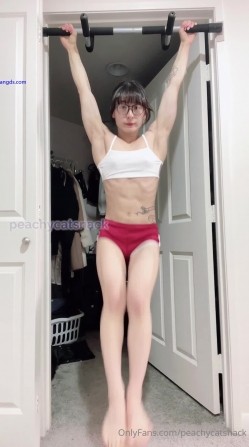 中韩混血博士生，超大阴蒂，撸铁肌肉女【peachy】自慰啪啪群P，下海拍A片，猛女