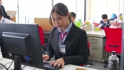 SDJS-103 SOD女子社員 2穴交互挿入アクメ自転車がイクッ! 自ら発表会で実験台となりイキまくった、宣伝部女子社員 華井理恵