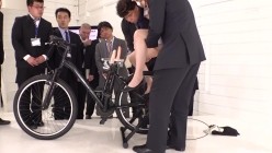 SDJS-103 SOD女子社員 2穴交互挿入アクメ自転車がイクッ! 自ら発表会で実験台となりイキまくった、宣伝部女子社員 華井理恵