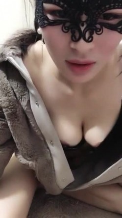 手机直播虽然带着面具但看着挺漂亮的妹子道具自慰漏逼小秀喜欢的不要错过
