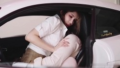 绝美翘乳梦幻女神【辛尤里】剧情新作《叛逆学生妹跟老师约会车震》发情的小母狗,老师受不了按住头直接口交