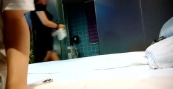 小伙洗浴会所叫了一个极品大奶熟女技师，感觉第一个开门更好看，没想到他居然换了一个，不过也不错