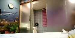 小伙洗浴会所叫了一个极品大奶熟女技师，感觉第一个开门更好看，没想到他居然换了一个，不过也不错