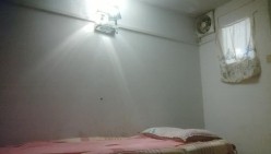 【搞沐足女技师】喜欢玩真实刺激，拔下裤子就要操，掰开骚穴看看，扛起双腿掏屌磨蹭