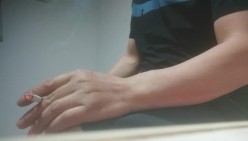 【搞沐足女技师】喜欢玩真实刺激，拔下裤子就要操，掰开骚穴看看，扛起双腿掏屌磨蹭
