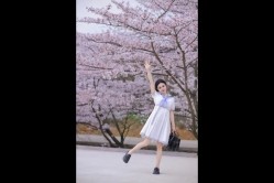 【极品露脸 私拍】桃暖酱 在去上学的路上 美少女洋溢青春淫情 户外露出美妙胴体 美景佳人樱花粉嫩穴更粉