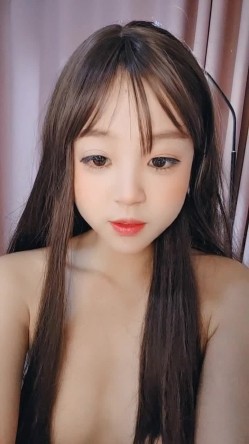 丝袜露脸极品呆萌学妹的诱惑，跟狼友互动撩骚脱光光，无毛白虎逼很是诱惑刺激，各种小道具抽插骚穴淫水泛滥