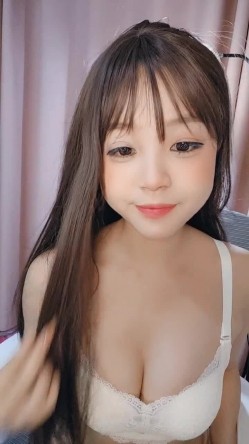 丝袜露脸极品呆萌学妹的诱惑，跟狼友互动撩骚脱光光，无毛白虎逼很是诱惑刺激，各种小道具抽插骚穴淫水泛滥