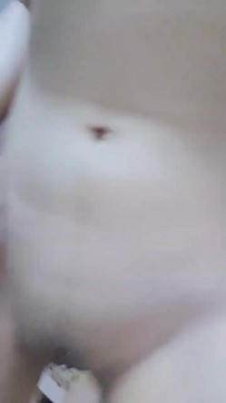 丝袜露脸极品呆萌学妹的诱惑，跟狼友互动撩骚脱光光，无毛白虎逼很是诱惑刺激，各种小道具抽插骚穴淫水泛滥