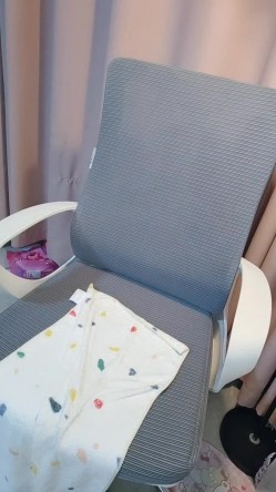 丝袜露脸极品呆萌学妹的诱惑，跟狼友互动撩骚脱光光，无毛白虎逼很是诱惑刺激，各种小道具抽插骚穴淫水泛滥