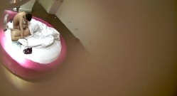 精品小旅馆情趣大圆床TP小伙和逼毛很茂盛淫骚眼镜妹搞完摆浦斯自拍
