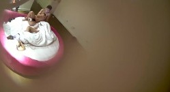 精品小旅馆情趣大圆床TP小伙和逼毛很茂盛淫骚眼镜妹搞完摆浦斯自拍