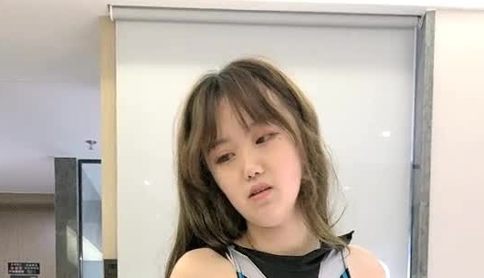 年轻小妹露脸酒店里被炸男玩弄，旁边还有个小哥玩直