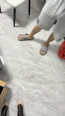 【换妻极品探花】密码房4P激情大战,沙发上操69互舔,前后夹击爆操,双女骑乘位操大屁股