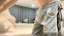 【瘦猴先生探花】，兼职学生妹，深夜来访，小伙掐着脖子爆操，软玉温香颠鸾倒凤，值得一撸，强烈推荐