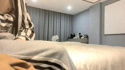 【瘦猴先生探花】，兼职学生妹，深夜来访，小伙掐着脖子爆操，软玉温香颠鸾倒凤，值得一撸，强烈推荐