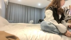 【瘦猴先生探花】，兼职学生妹，深夜来访，小伙掐着脖子爆操，软玉温香颠鸾倒凤，值得一撸，强烈推荐